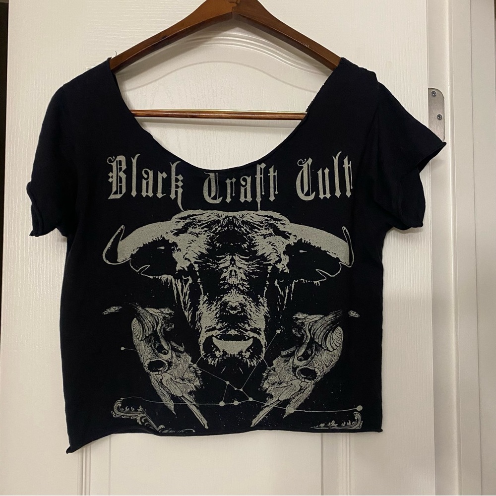 Black Craft Cult Womens Crop Tee T Shirt M 38” Taurus Bull Zodiac Black Cut Neck